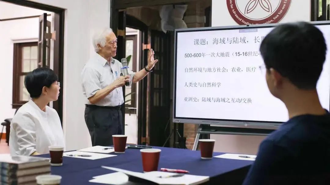 滨下武志教授作专题报告.jpg