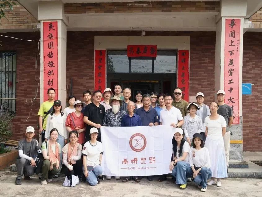 考察队在清溪瑶历史文化博物馆前合影.jpg