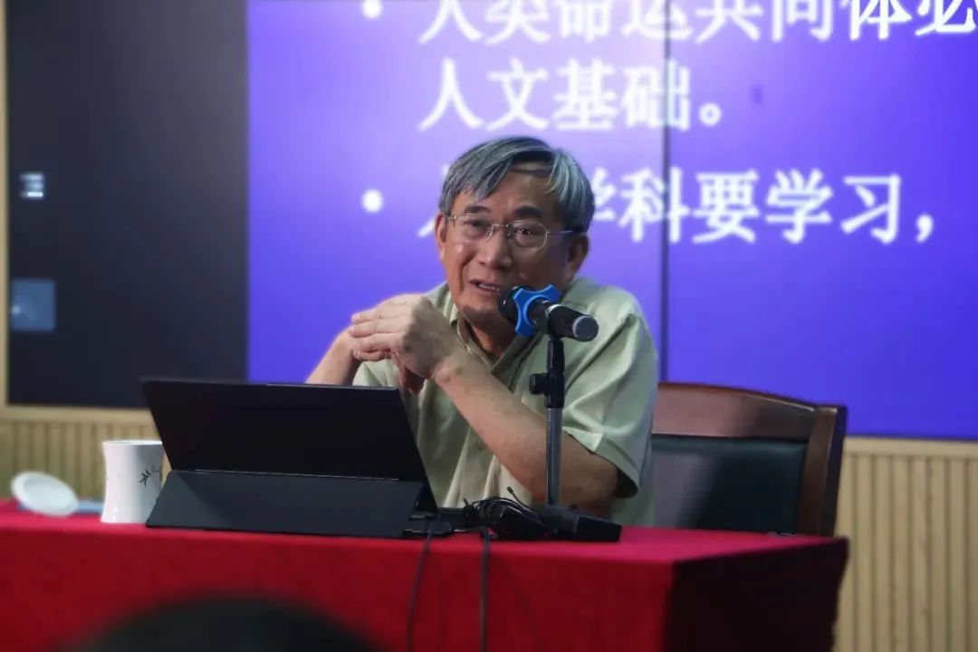 葛剑雄教授受邀为哲学系.jpg